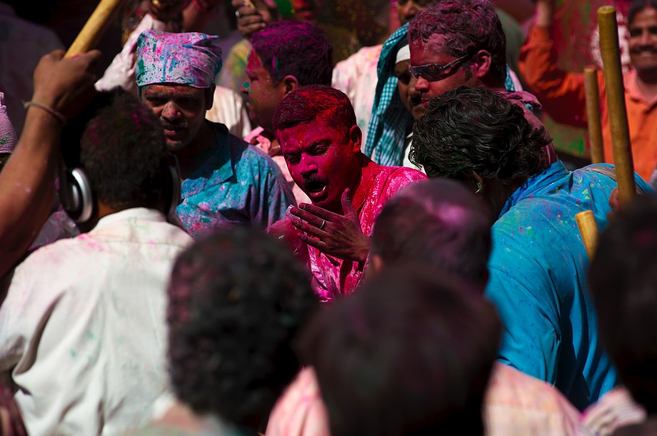 Reporter telewizyjny (czerwony w środku) podczas kręcenia materiału (Holi Hai! (Vrindavan))